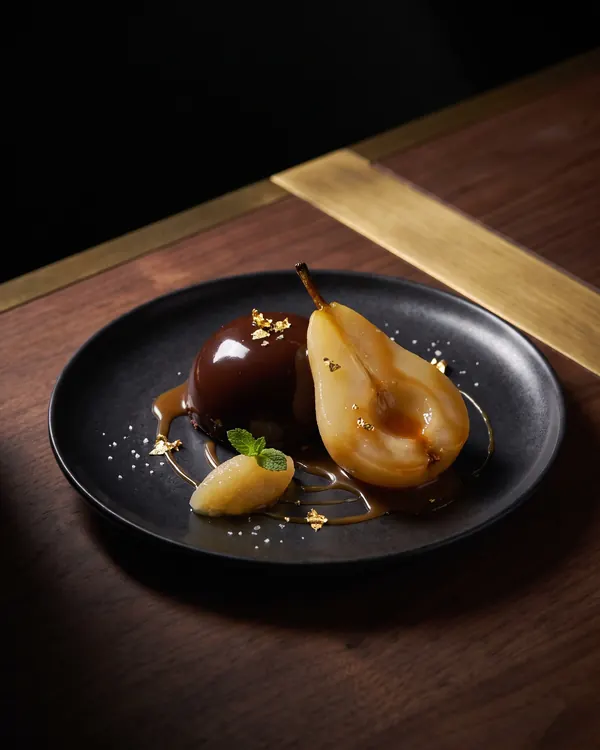 Dôme au chocolat et poire pochée